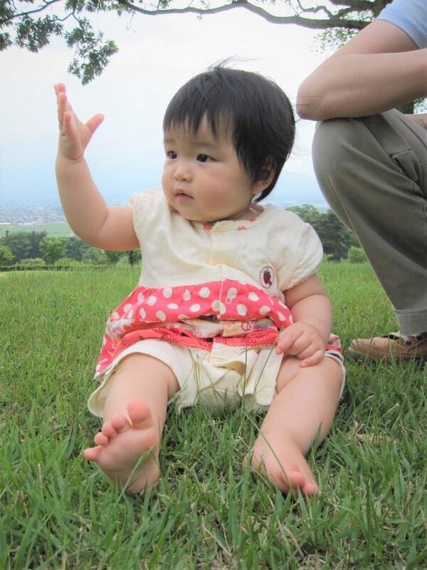 芝生と子どもの成長